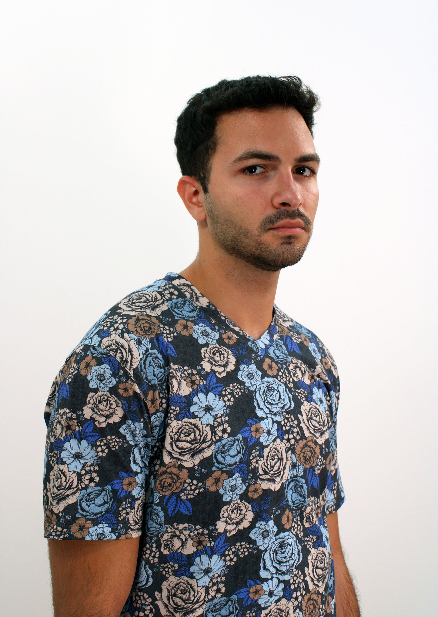 MAZE EVERYTHING ROSES V-NECK TEE IN COAL
