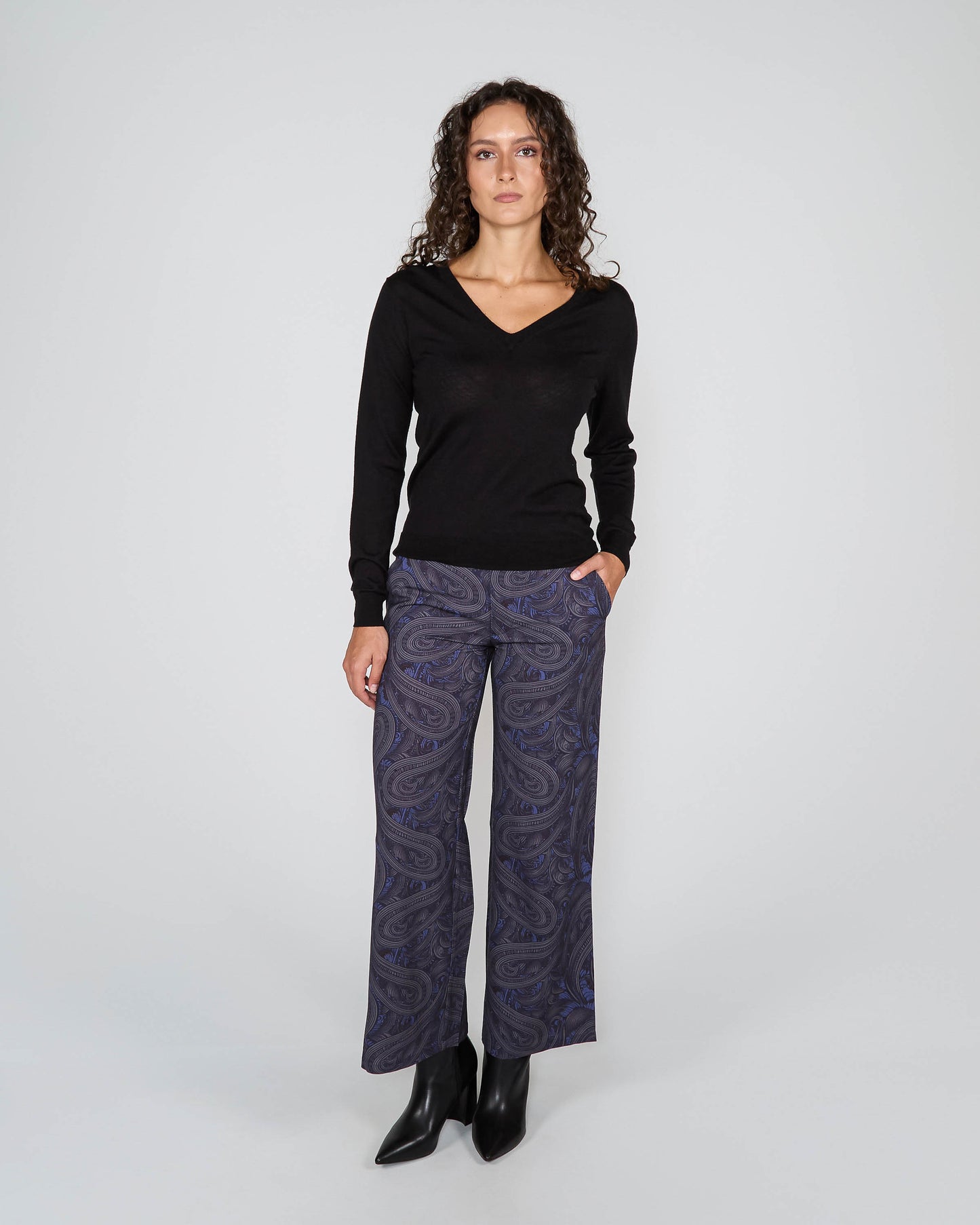 SASHA V-NECK SWEATER - BLACK