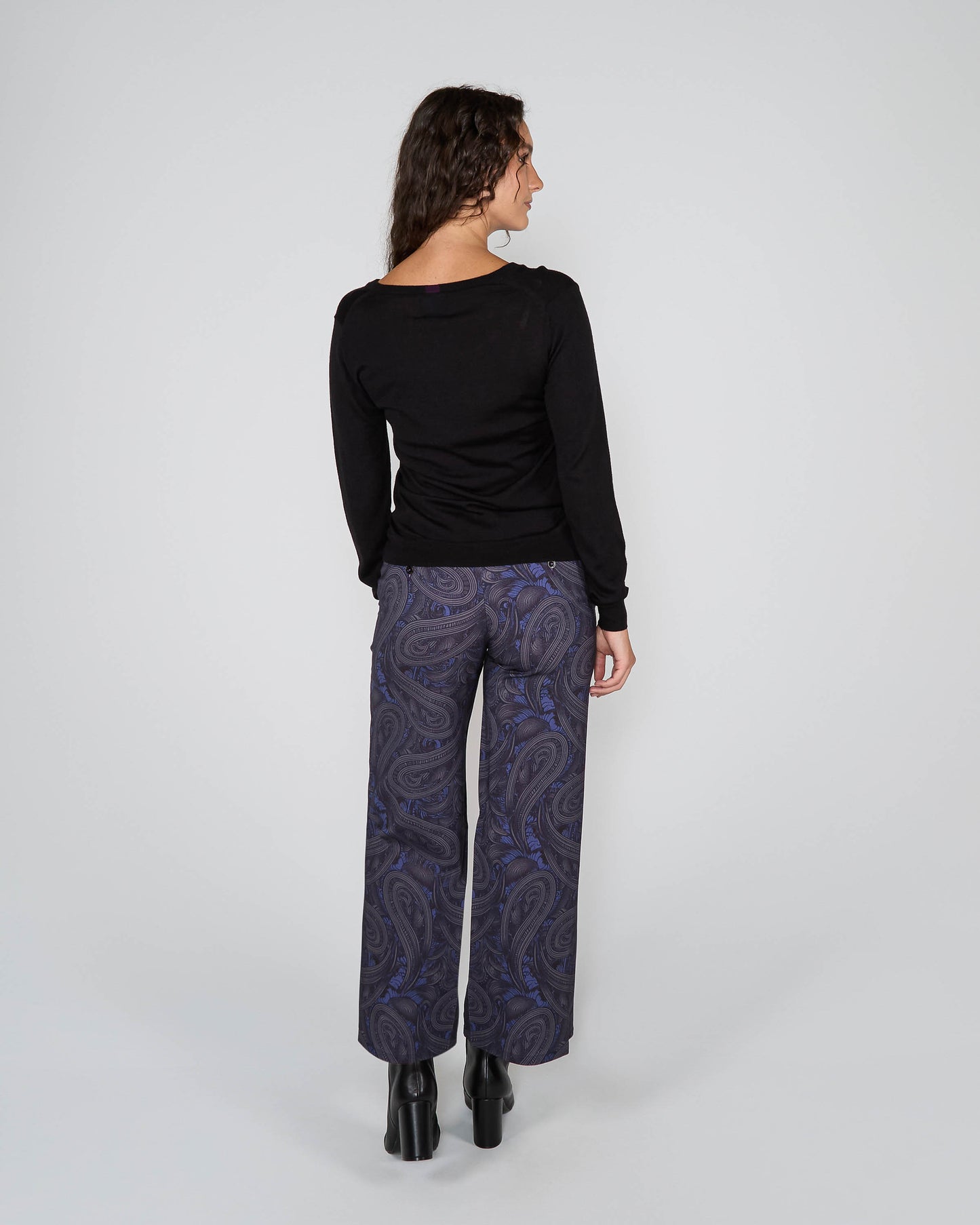 SASHA V-NECK SWEATER - BLACK