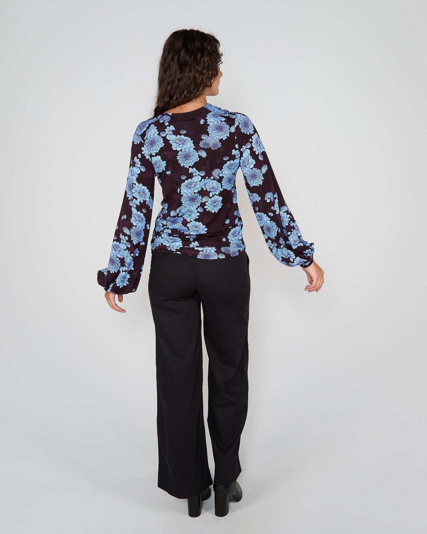 VAL SERIOUS FLORAL LONG SLEEVE V-NECK SHIRT - PLUM
