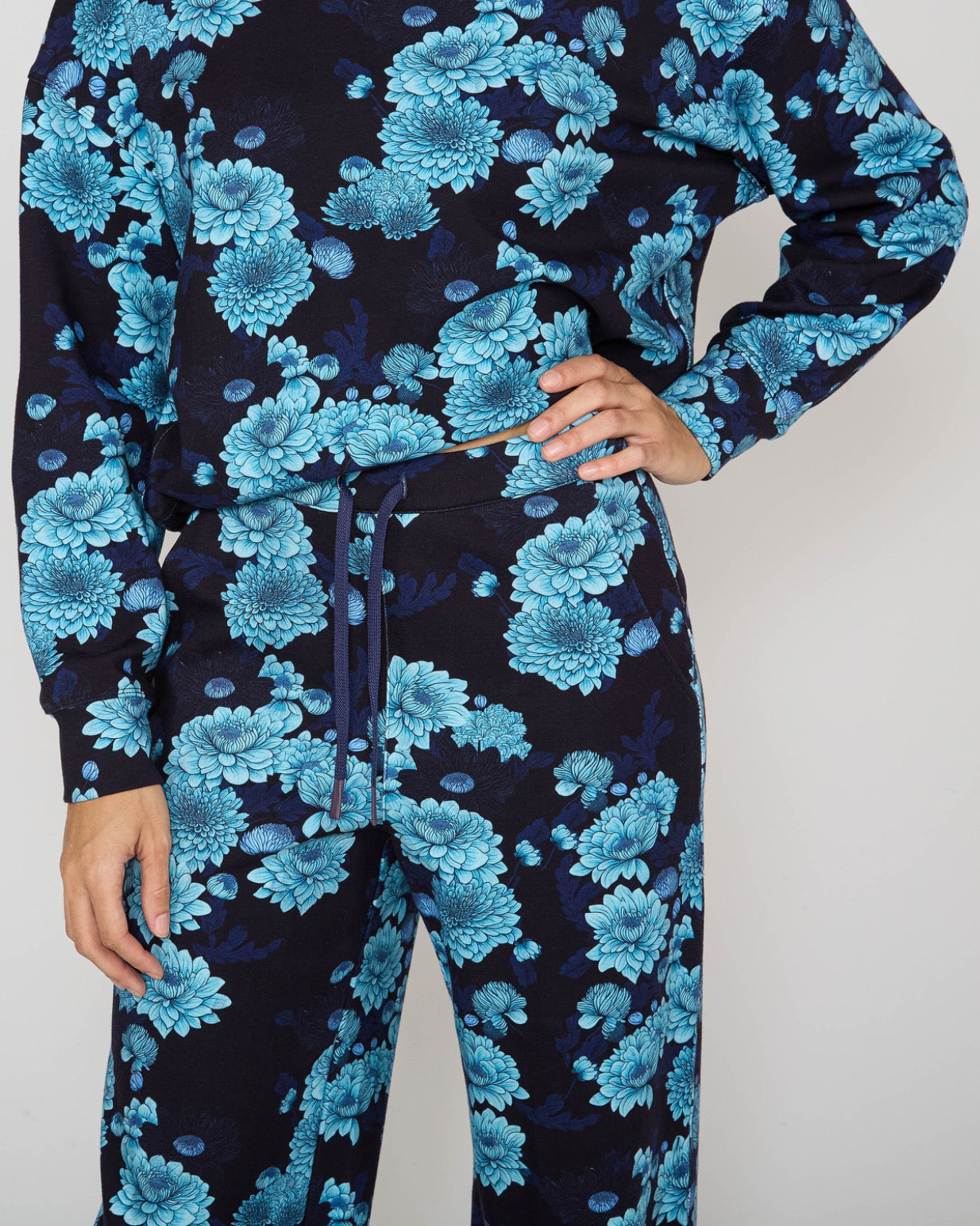 PAIGE SERIOUS FLORAL KNIT PANT - NAVY