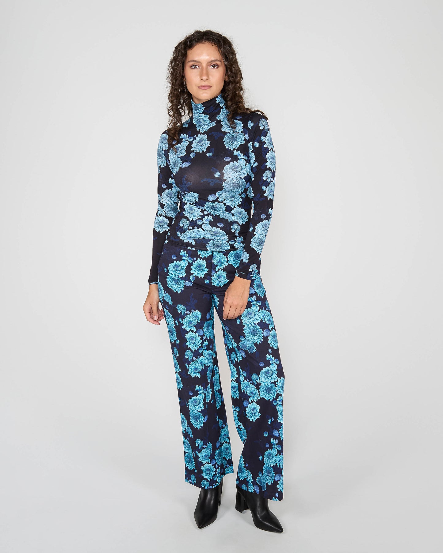 KATE SERIOUS FLORAL TURTLENECK - NAVY