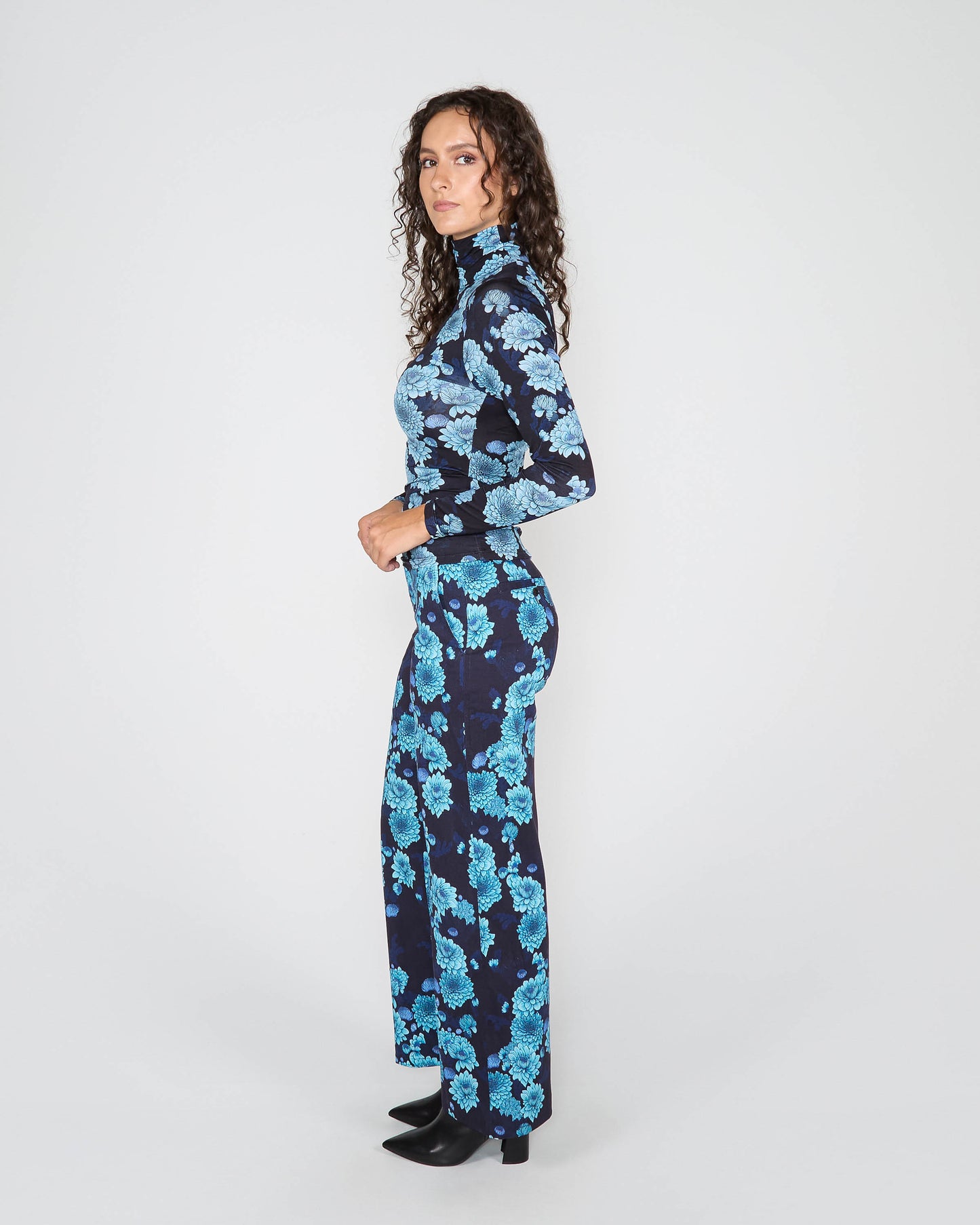 KATE SERIOUS FLORAL TURTLENECK - NAVY