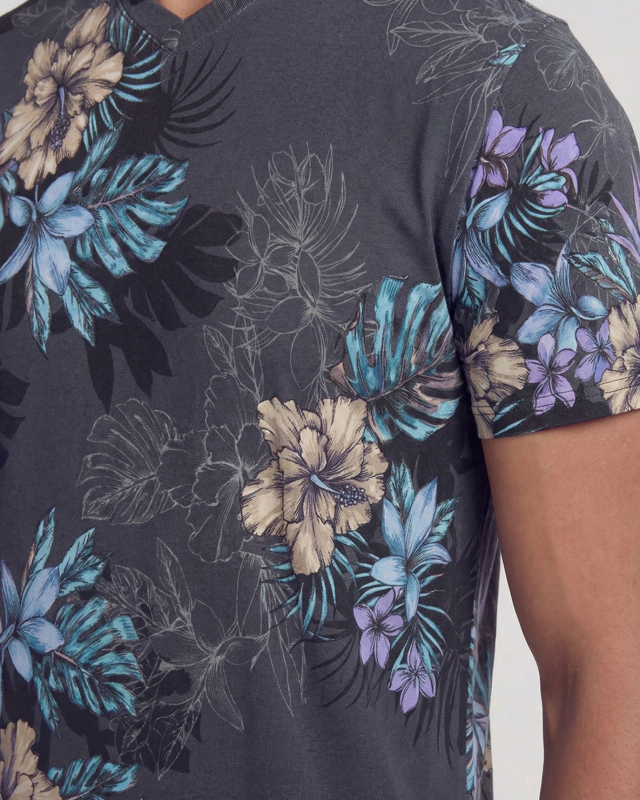 MAZE EXOTIC FLORAL BLACK MENS VNECK TEE