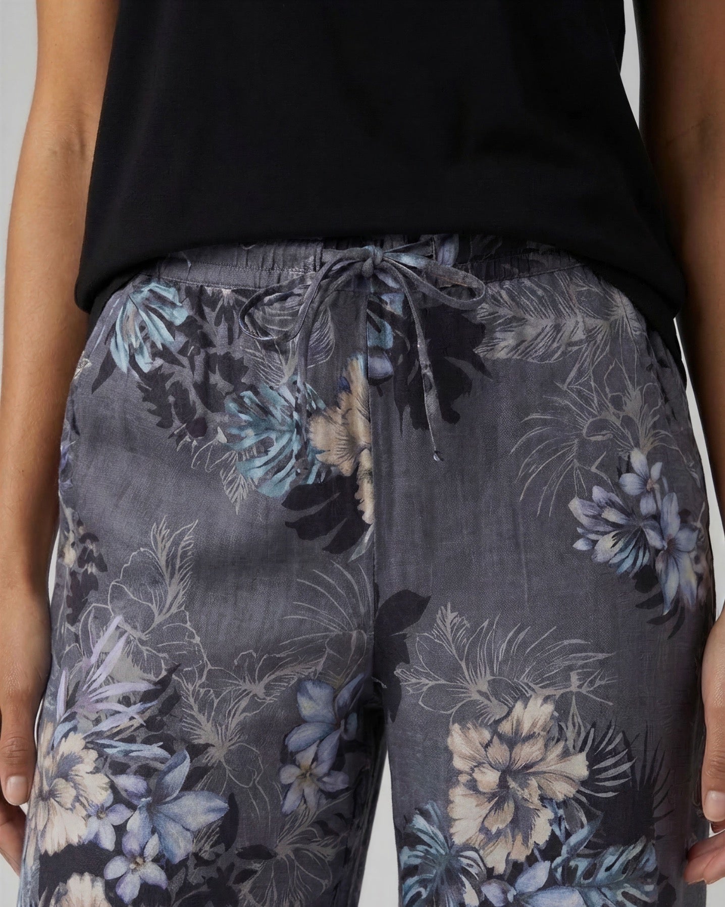 LILLIAN EXOTIC FLORAL BLACK WOMENS WIDE-LEG PANT