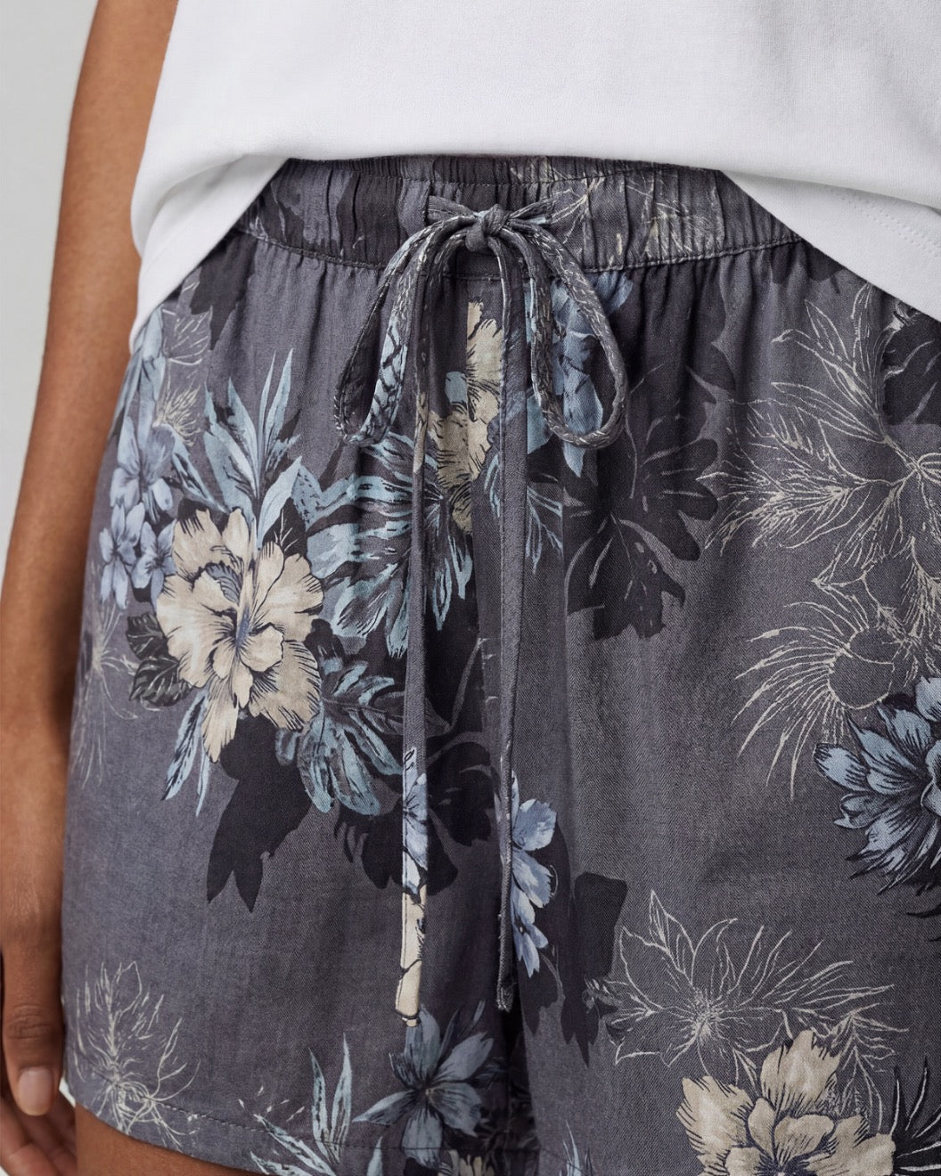 LEANNE EXOTIC FLORAL BLACK WOMENS DRAWSTRING SHORT