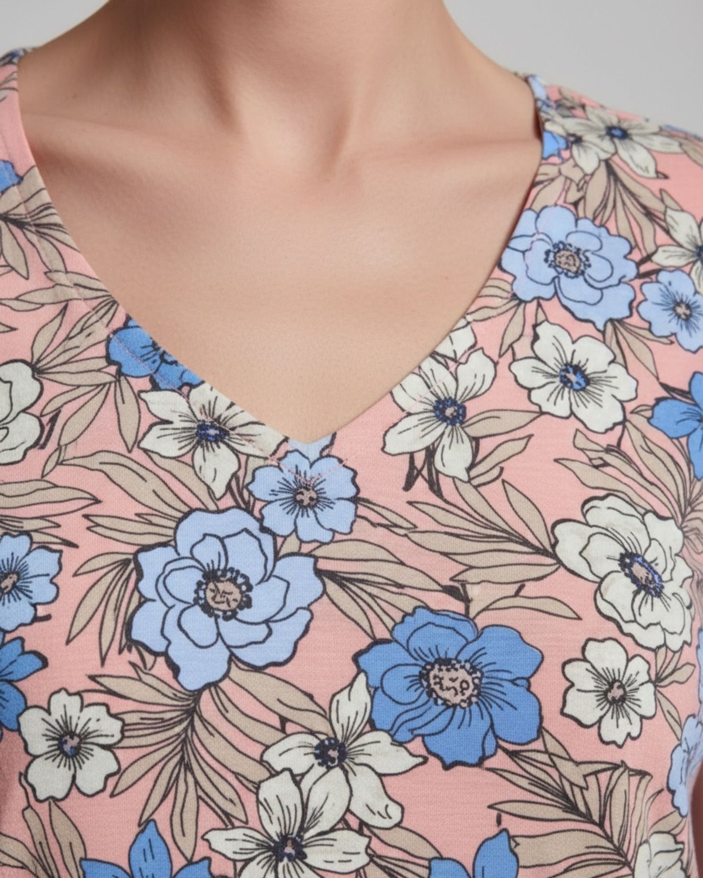 VICTORIA TROPICAL MIX CORAL WOMENS V-NECK PRINTED TOP
