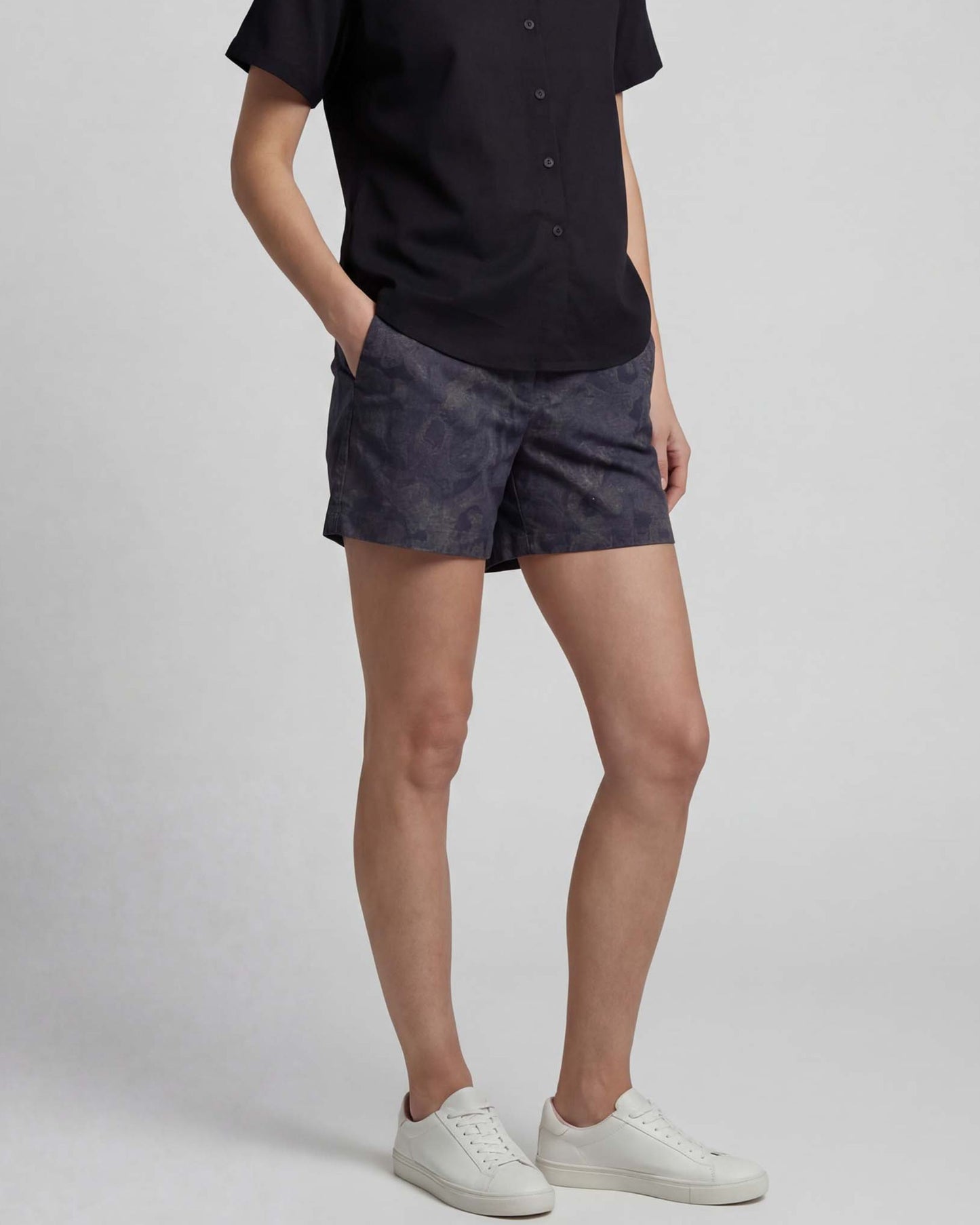 FREDA PAISLEY EXPLOSION BLACK WOMENS TAILORED SHORT